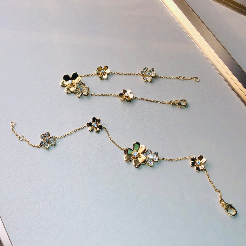 Excellent Used Condition VCA Bracelet - Picture 4 of 9